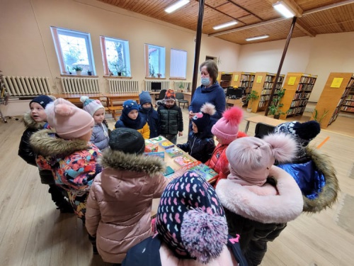 VALANDĖLĖ BIBLIOTEKOJE